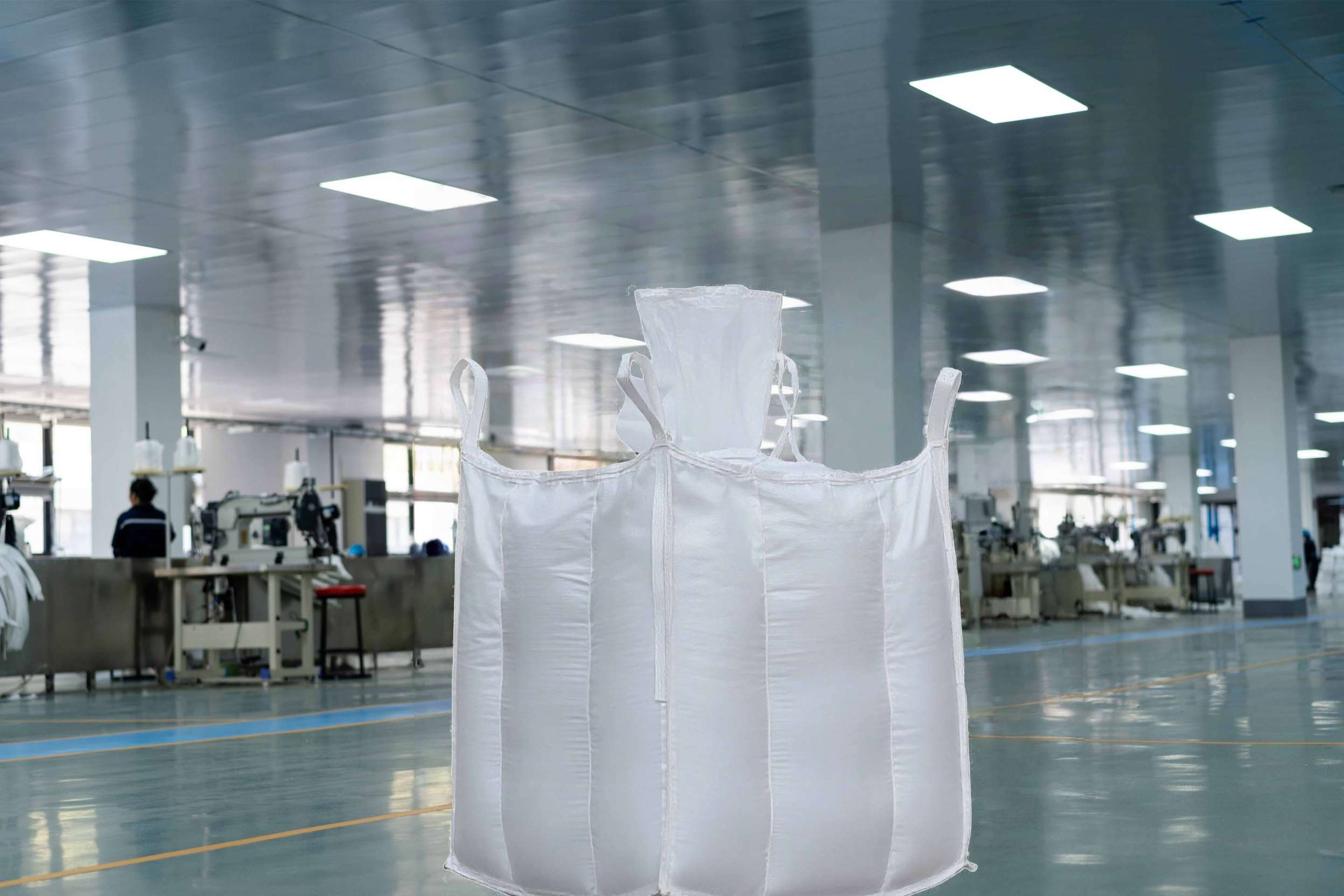 Stackable industrial bulk bags designed for safe multi-layer stacking
